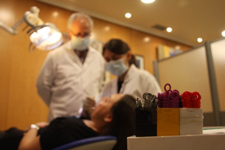 Imagen doctores con paciente en clínica Hevia del Río
